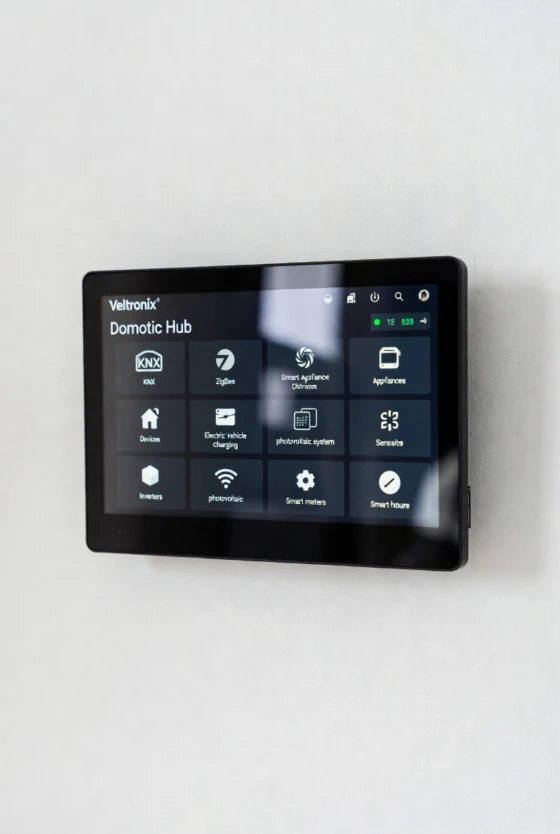 Display a parete dell’Hub Domotico Veltronix con interfaccia per gestione KNX, ZigBee, videosorveglianza, fotovoltaico, ricarica veicoli elettrici e dispositivi smart.
